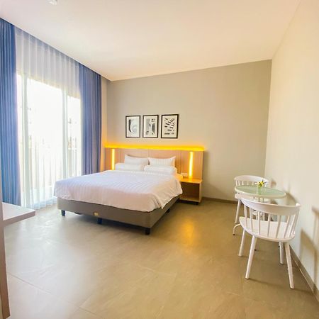 Front One King Hotel Tuban Tuban  Экстерьер фото