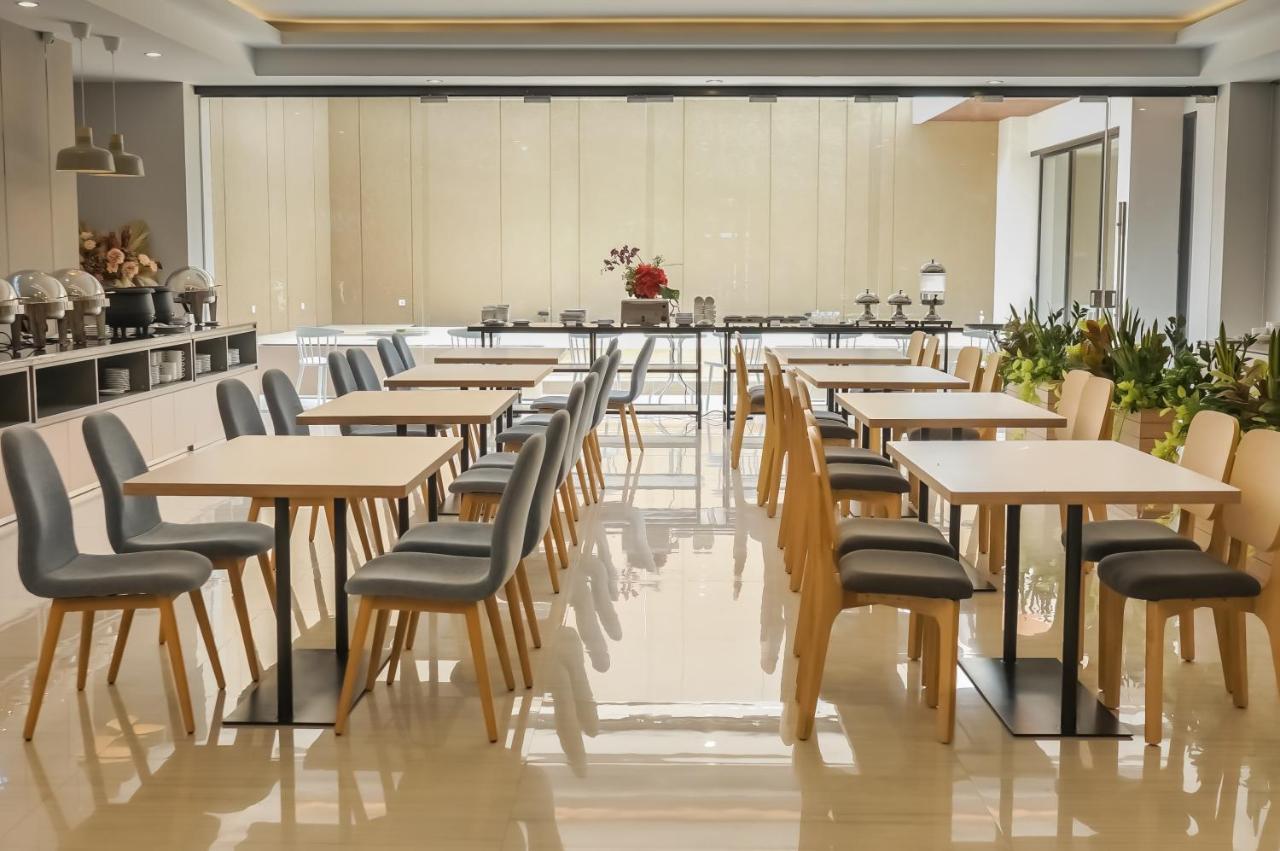 Front One King Hotel Tuban Tuban  Экстерьер фото