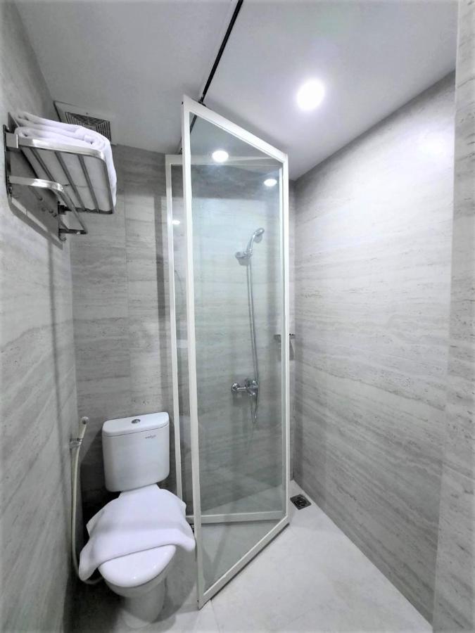 Front One King Hotel Tuban Tuban  Экстерьер фото