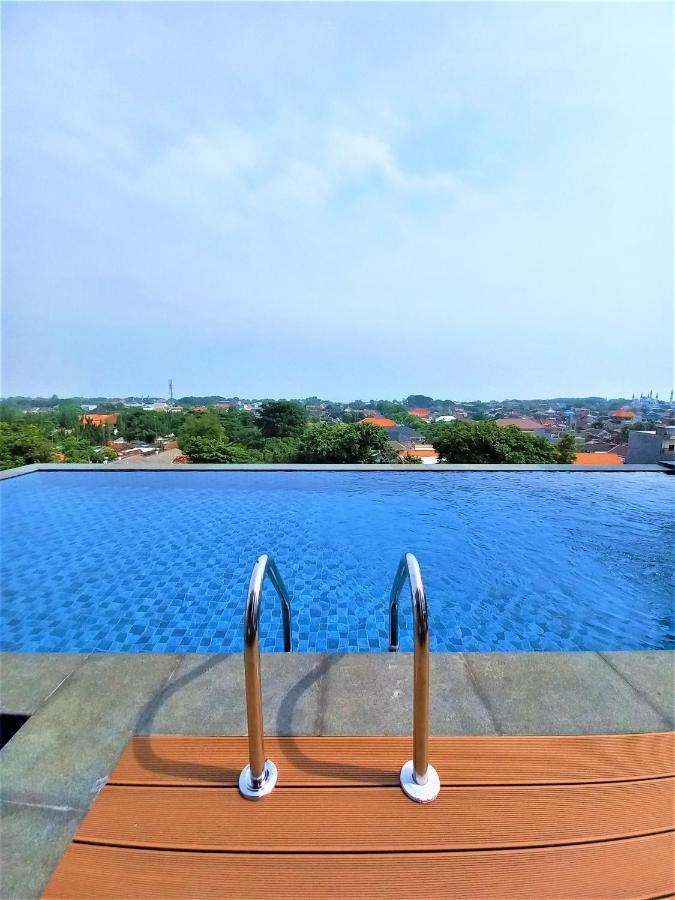 Front One King Hotel Tuban Tuban  Экстерьер фото