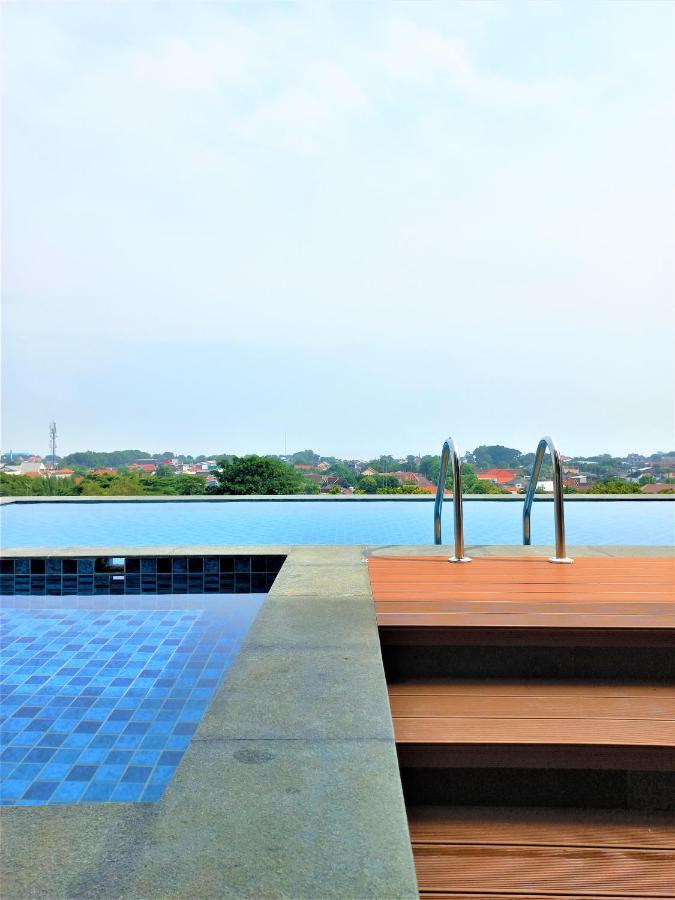 Front One King Hotel Tuban Tuban  Экстерьер фото