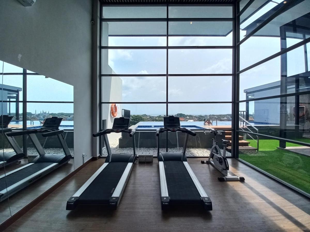 Front One King Hotel Tuban Tuban  Экстерьер фото