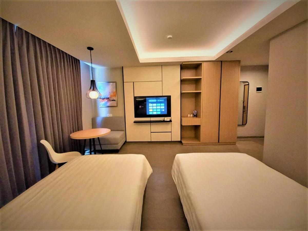 Front One King Hotel Tuban Tuban  Экстерьер фото