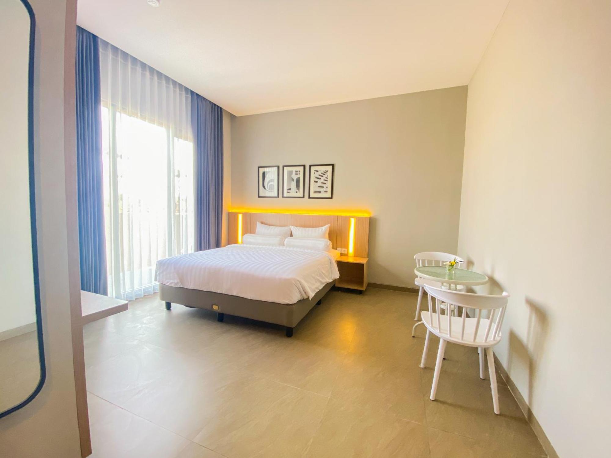 Front One King Hotel Tuban Tuban  Экстерьер фото